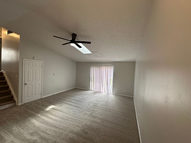 Building Photo - Beautiful 3 bed (Possibly 4 bed) with 2.5 baths Home located in Warren Township