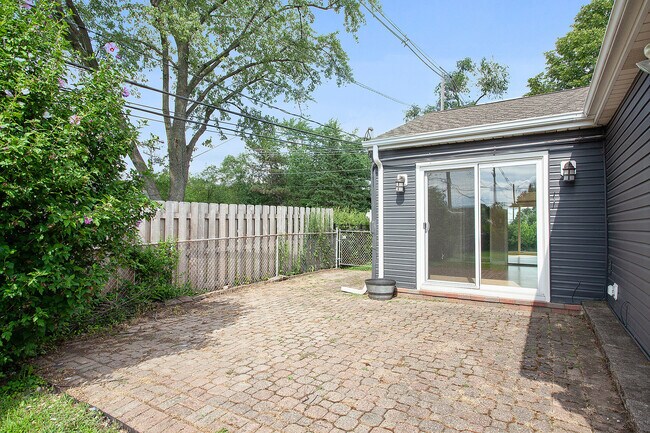 Building Photo - 5508 S Bruner St