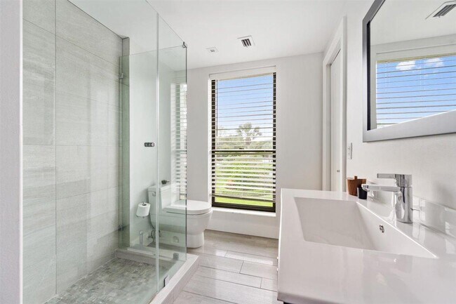 Building Photo - 11818 Pebblewood Dr
