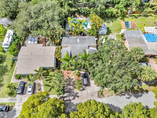 Building Photo - 307 SW 11th Ct