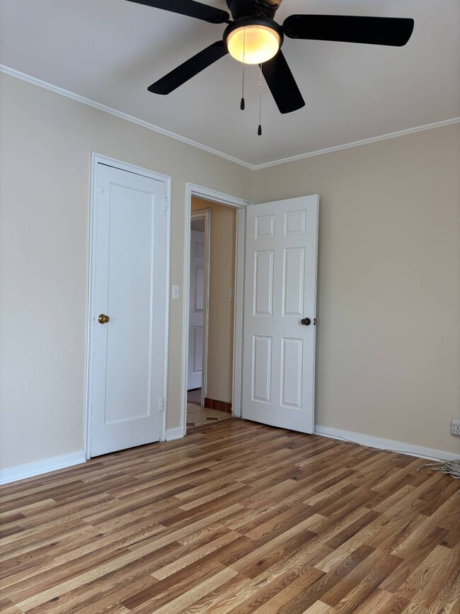 Building Photo - 627 W Park Ave