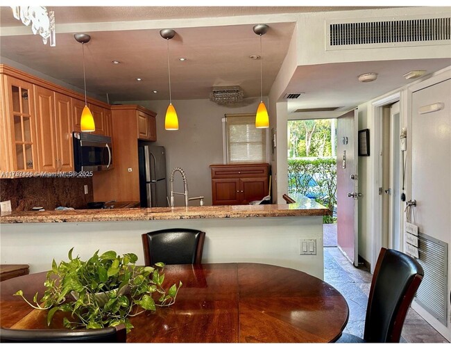 Building Photo - 3301 N Country Club Dr