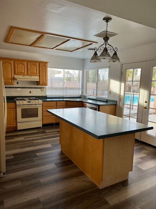 Building Photo - Please contact Vaughn Realty to set up an ...