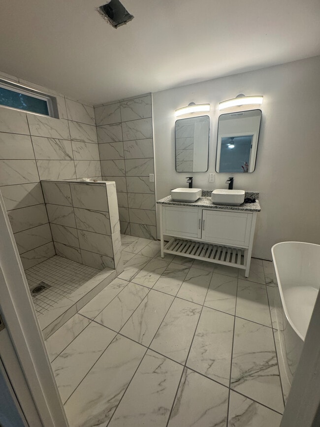 Building Photo - Room in House on Peeples St SW