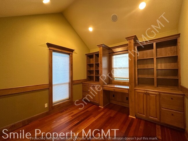 Building Photo - single house