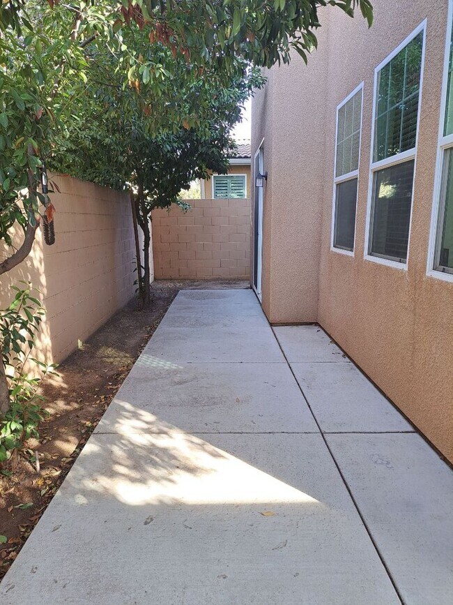 Building Photo - 1504 N Vanguard Way