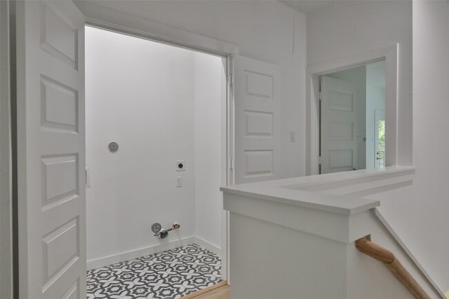 Building Photo - 9347 Lavender St