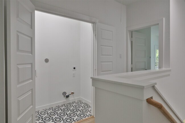 Building Photo - 9349 Lavender St