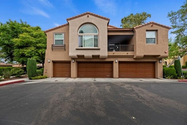 Building Photo - Beautiful 3 bedroom townhouse available fo...