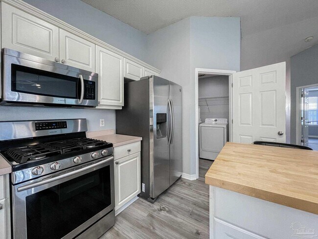 Building Photo - 209 Staysail St