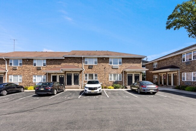 Building Photo - Rosol Court Apartments
