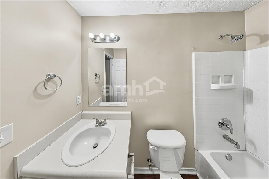 Building Photo - 2649 Sutherland Dr