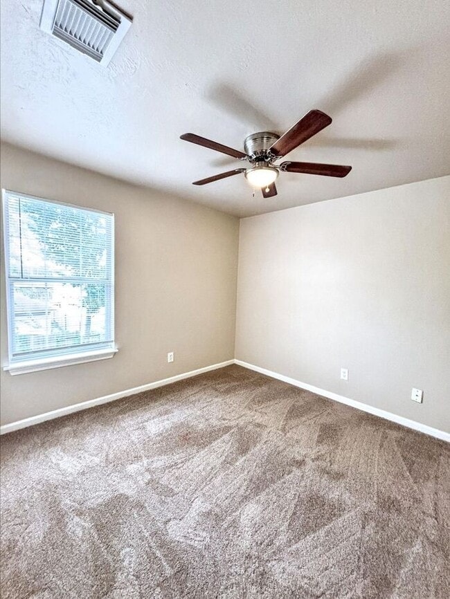 Building Photo - Comfortable 4-Bedroom Condo in Houston's O...