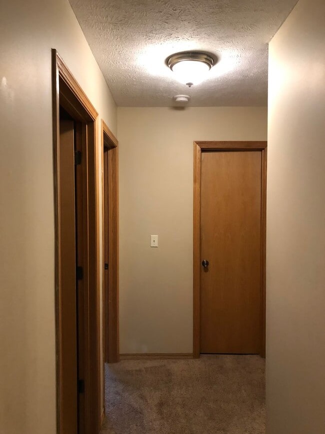 Building Photo - 2 bedroom, 2 bathroom, 2 car garage duplex