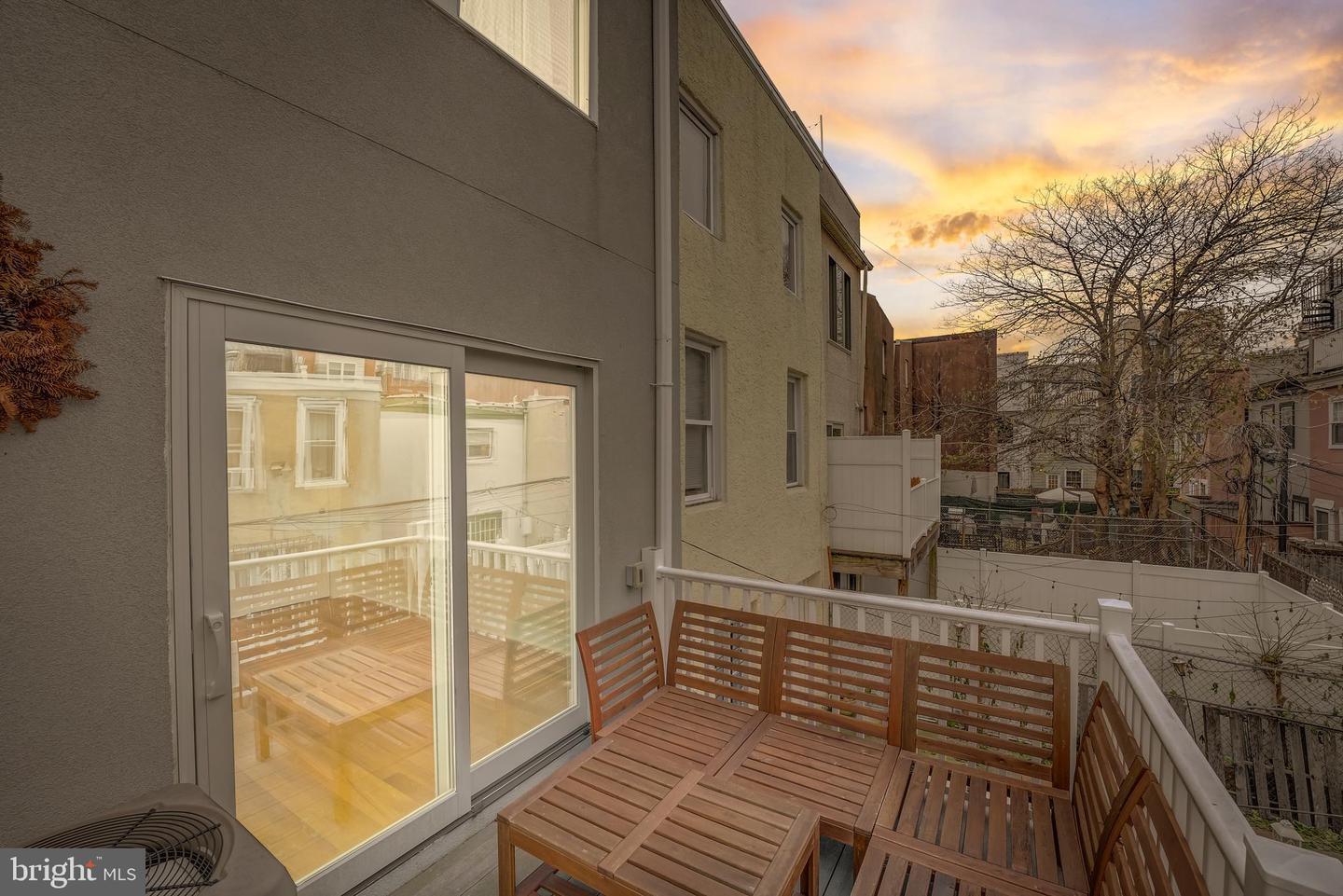 Building Photo - 1821 Carpenter St