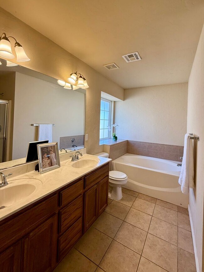 Building Photo - Spacious Home in Apple Valley- Moore