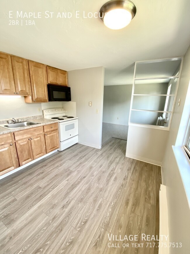 Building Photo - Remodeled 2-Bed with eat-in kitchen! Conve...