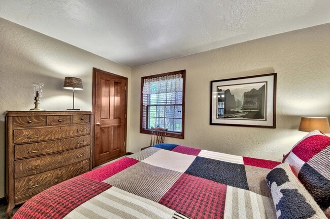 Building Photo - 1480 Ormsby Dr