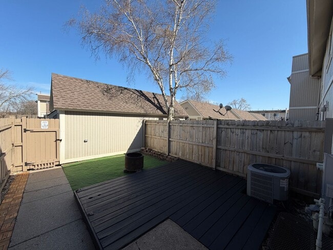 Building Photo - Welcome home to this beautifully maintained two-story townhome nestled on a quiet cul-de-sac in G...