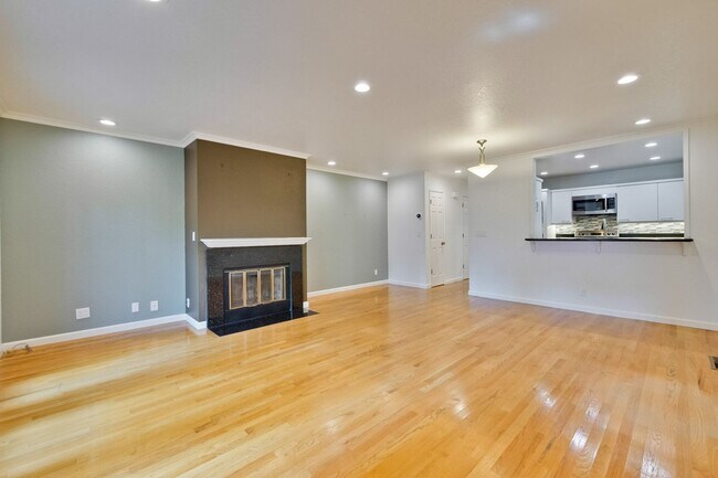 Building Photo - 2-Suite Townhome in Whisman Station Area | Easy Access to 101/237/85