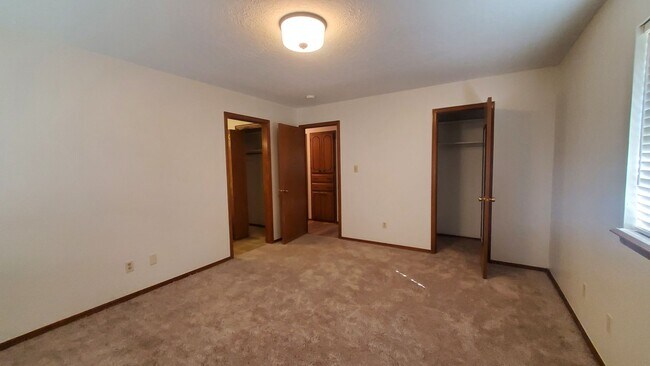 Building Photo - (3) Bed/(2.5) Bath Home on Cul-de-Sac Street AVAIL NOW!