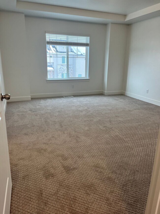 Building Photo - Beautiful like new 3 bedroom 2.5 bathroom townhome in Spanish Fork!