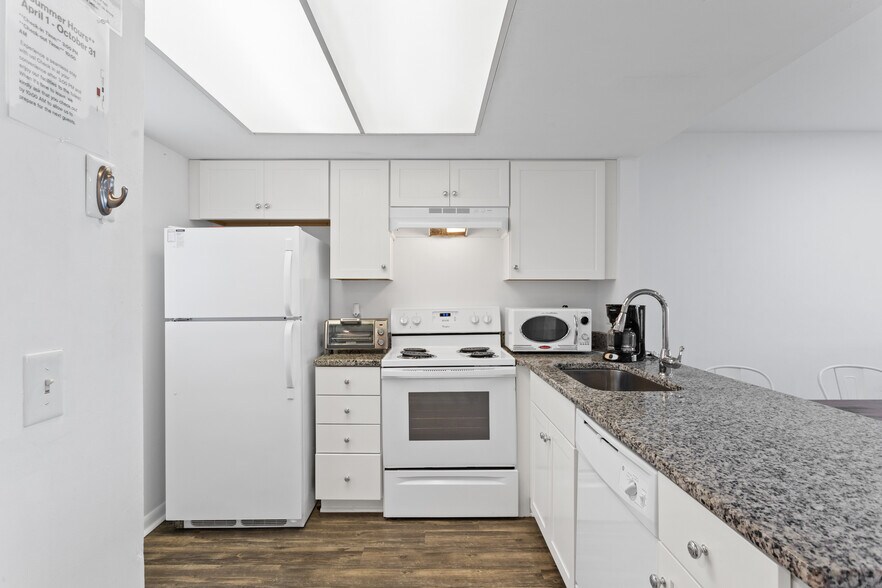 Kitchen - 4507 Holly Tree Rd