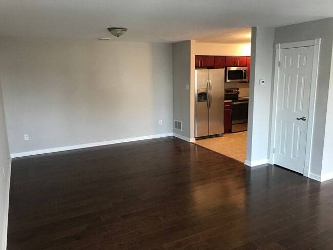 Building Photo - Crestwood 2 bed + Loft Large Condo Availab...