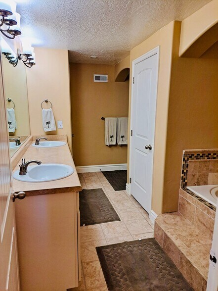 Building Photo - 334 W Shadow Ridge Dr