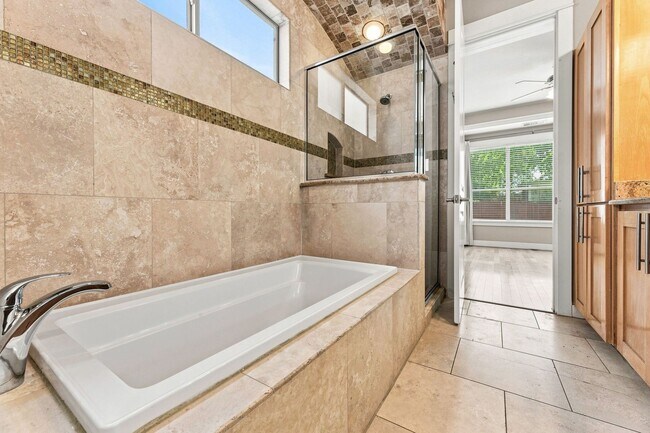 Building Photo - 305 Zennia St