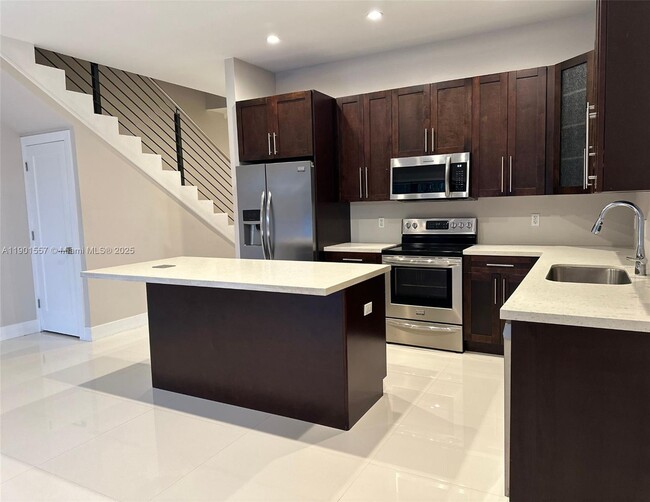 Building Photo - 824 SW 74th Ct