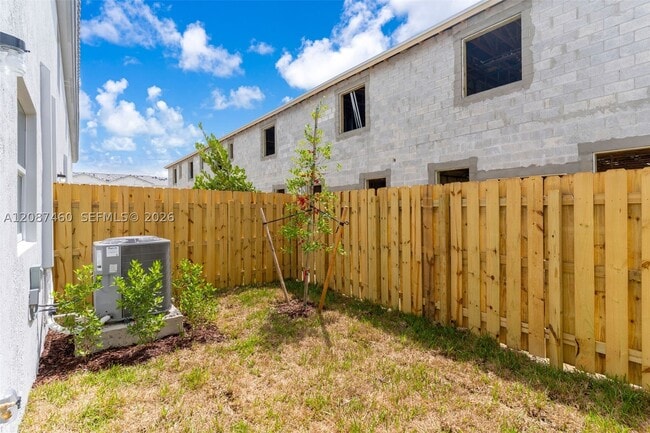 Building Photo - 1081 SE 3rd Terrace