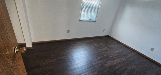 2nd bedroom - 890 Worthington Woods Blvd