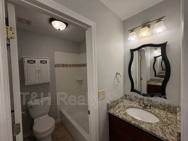 Building Photo - 2030 N College Ave