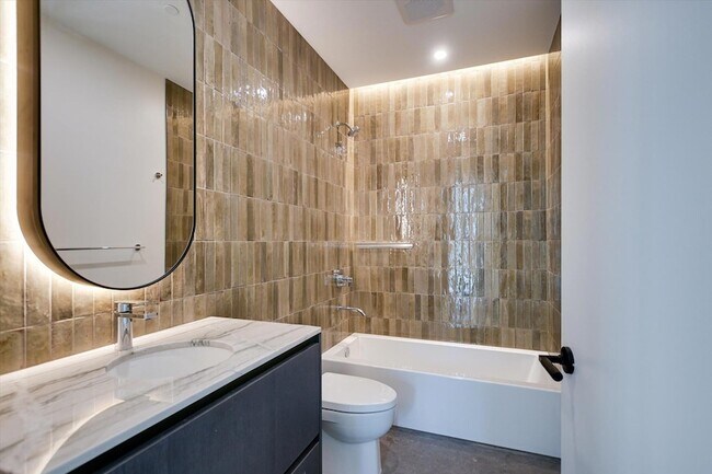 Building Photo - 610 Davis St