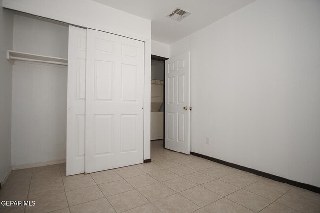 Building Photo - 8489 Roseway Dr