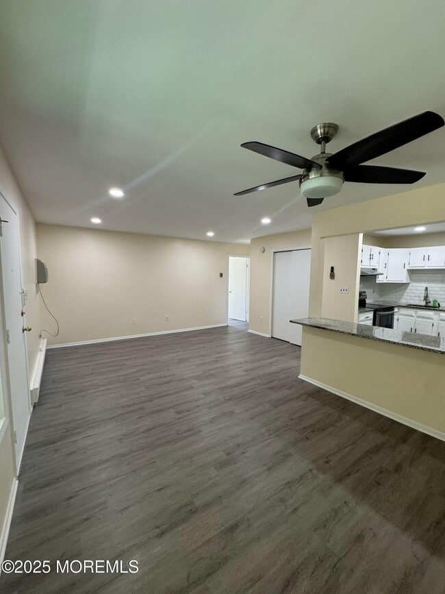 Building Photo - 136 Amberly Dr