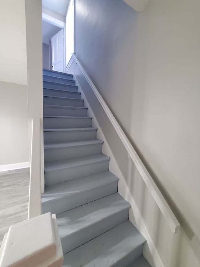 Building Photo - Three-bedroom 2 Full Bath Single-Family Ho...