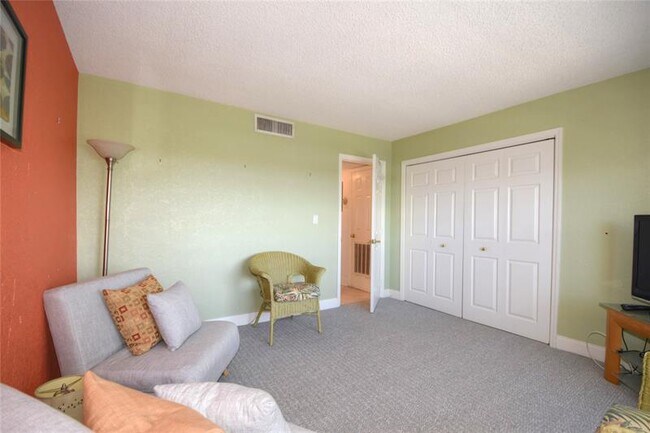 Building Photo - 1021 Hillsboro Mile