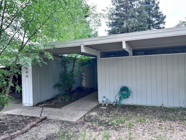 Building Photo - Three Bedroom Two Bathroom Home with Den/Home Office