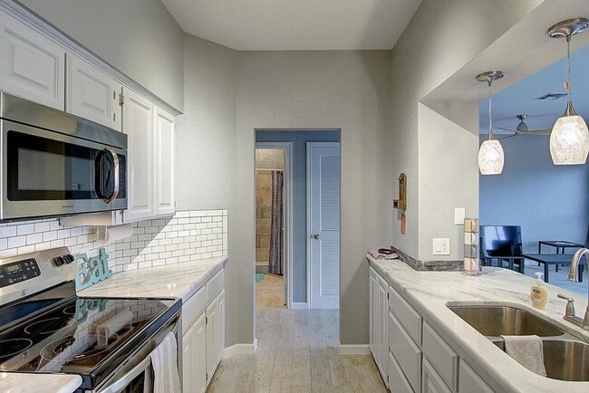 Building Photo - 15302 Bonasse Ct