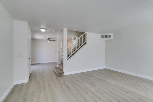 Building Photo - 3 Bedroom Townhouse with attached garage i...