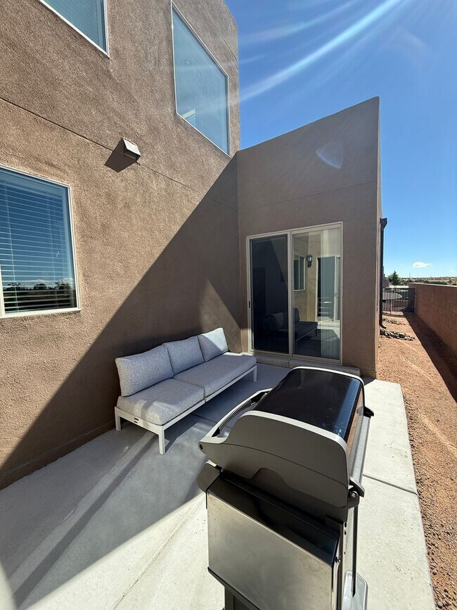 Building Photo - Villas de Los Soleras - Pristine 3 bdr, 2 1/2 bath Townhome, 2 car garage & Views!