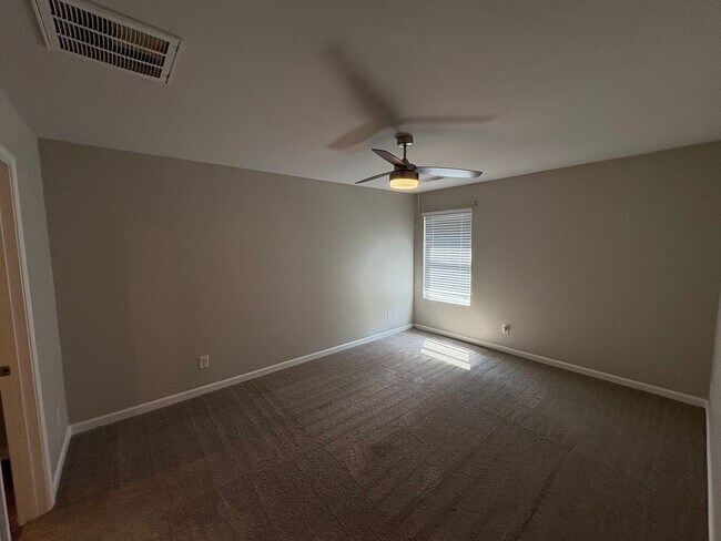 Building Photo - 3 bed, 2 bath available for rent now!