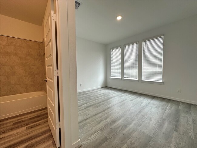 Building Photo - 2314 Cool Grns St