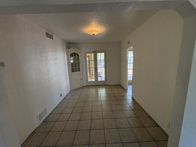 Building Photo - Central Tucson charming historic adobe home