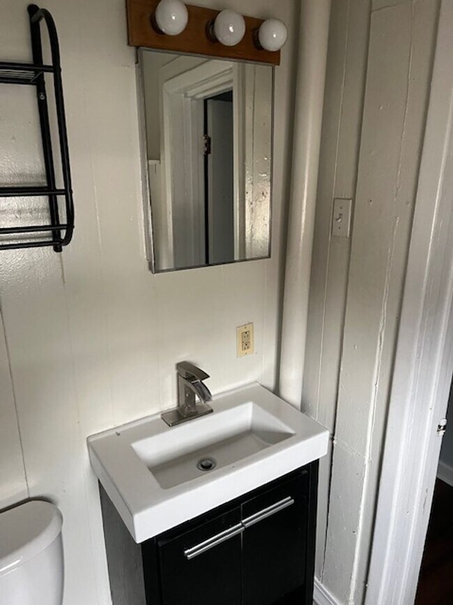 Building Photo - Cozy Multi-Level Living Close to Downtown