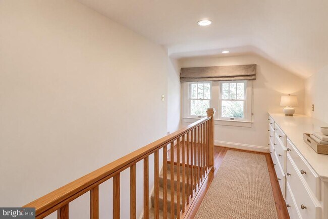Building Photo - 209 W Masonic View Ave