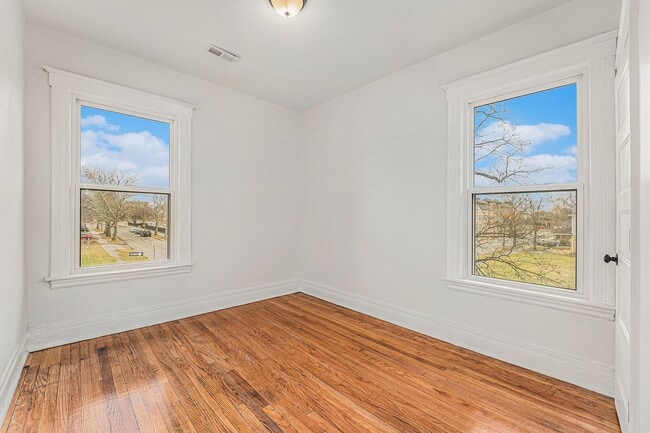 Building Photo - Charming Haven: Dunedin's Six-Family Gem