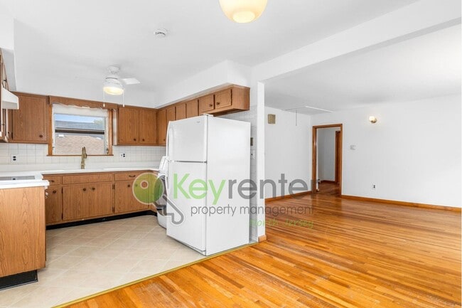Building Photo - 1-Bed Apartment with Hardwood Floors, In-U...